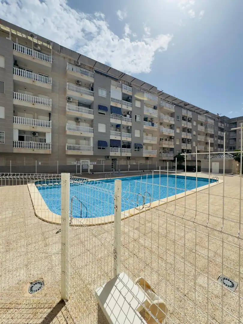 Schwimmbecken von Wohnung zum Verkauf in Torrevieja mit Klimaanlage, Heizung und Möbliert