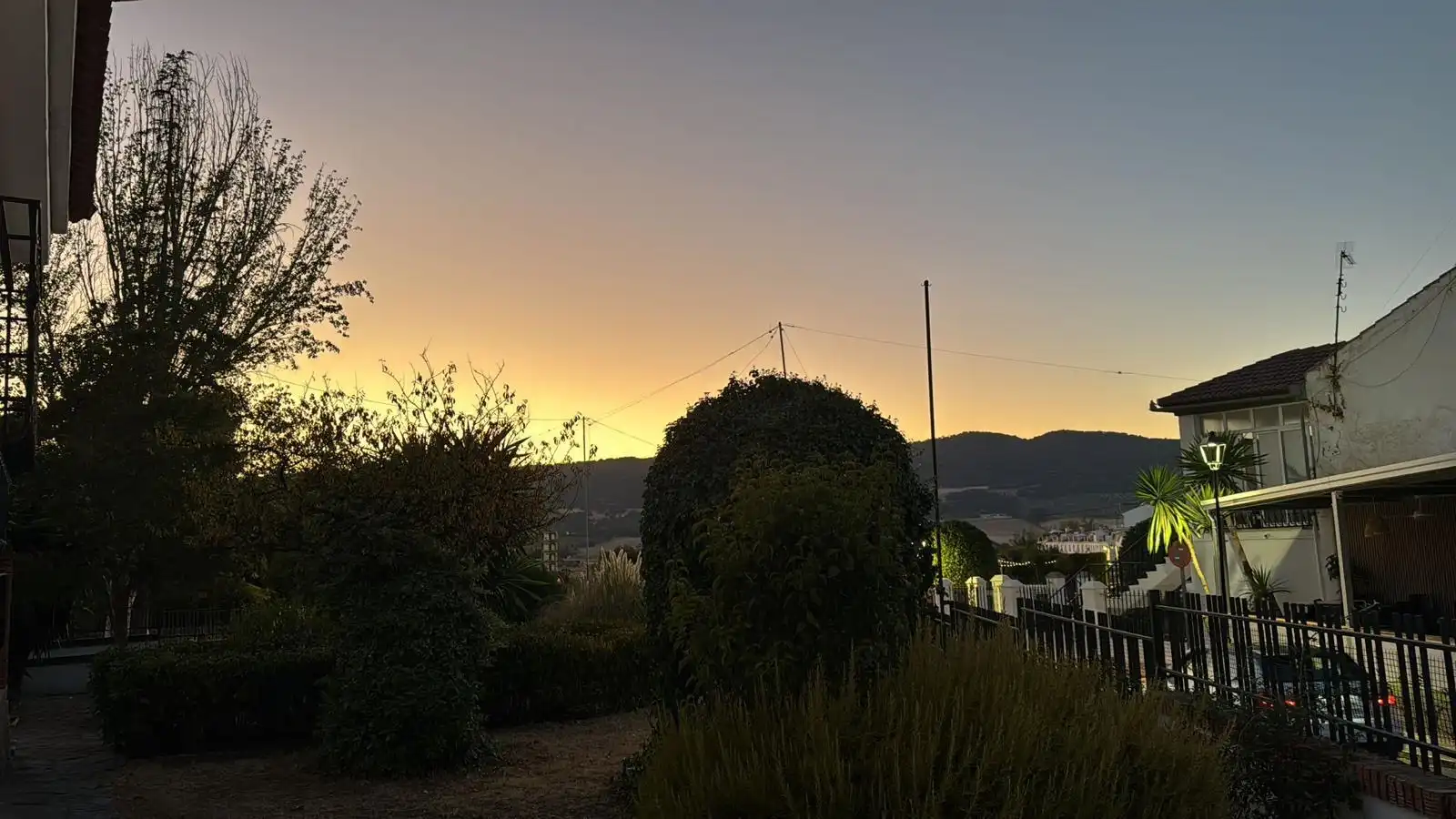 Vista exterior de Casa o xalet en venda en Arriate amb Aire condicionat, Calefacció i Jardí privat