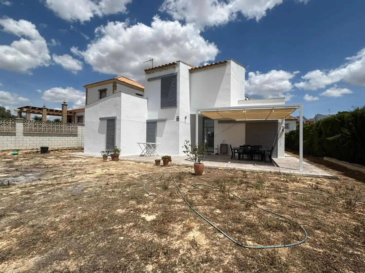 Vista exterior de Casa o xalet en venda en Bormujos amb Aire condicionat, Calefacció i Jardí privat