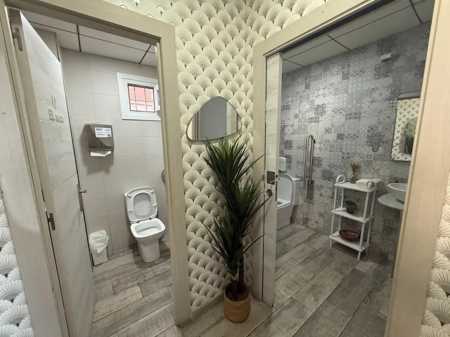 Badezimmer von Geschaftsraum zur Miete in Almería mit Terrasse und Möbliert