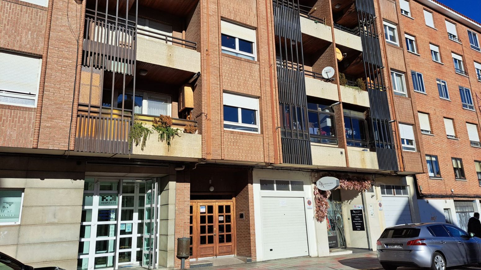 Vista exterior de Pis en venda en León Capital  amb Calefacció, Parquet i Terrassa