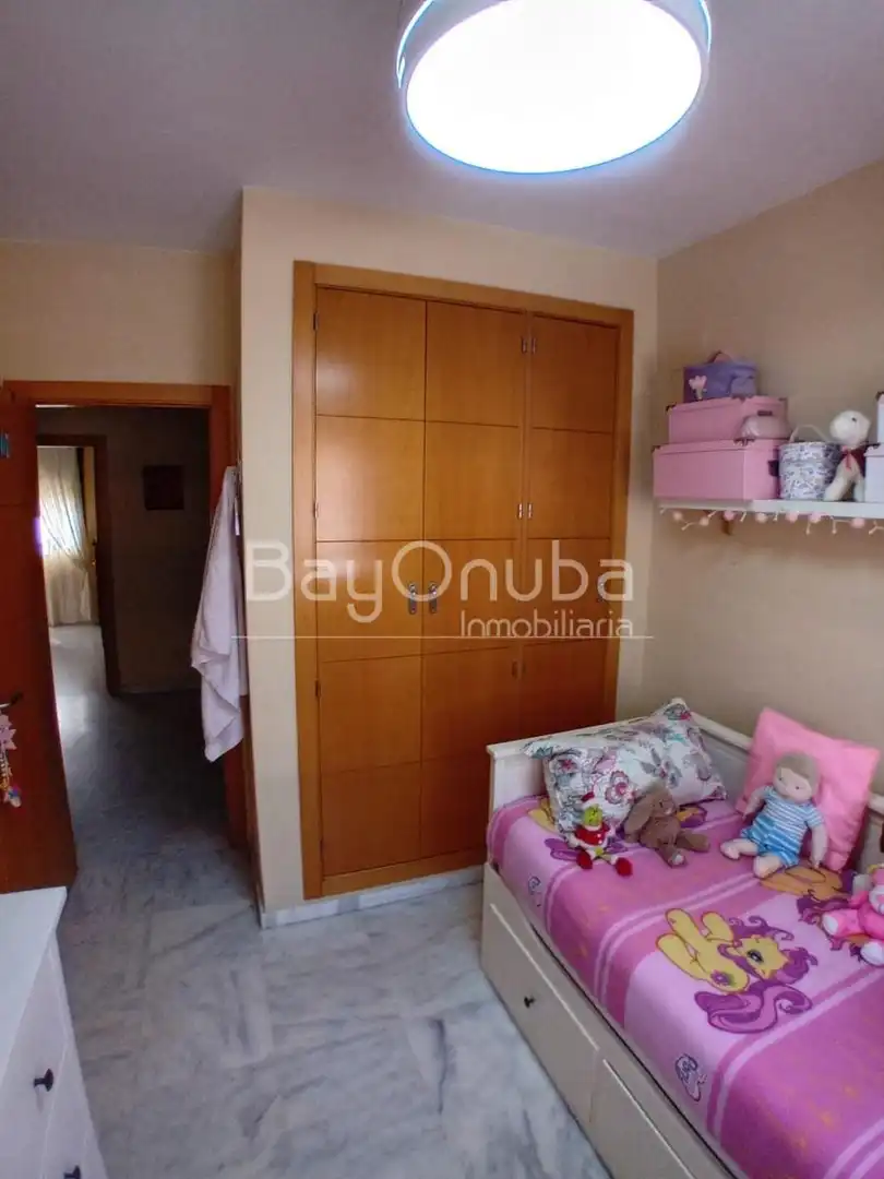 Habitación de Casa adosada en venta en Huelva con Trastero y Piscina