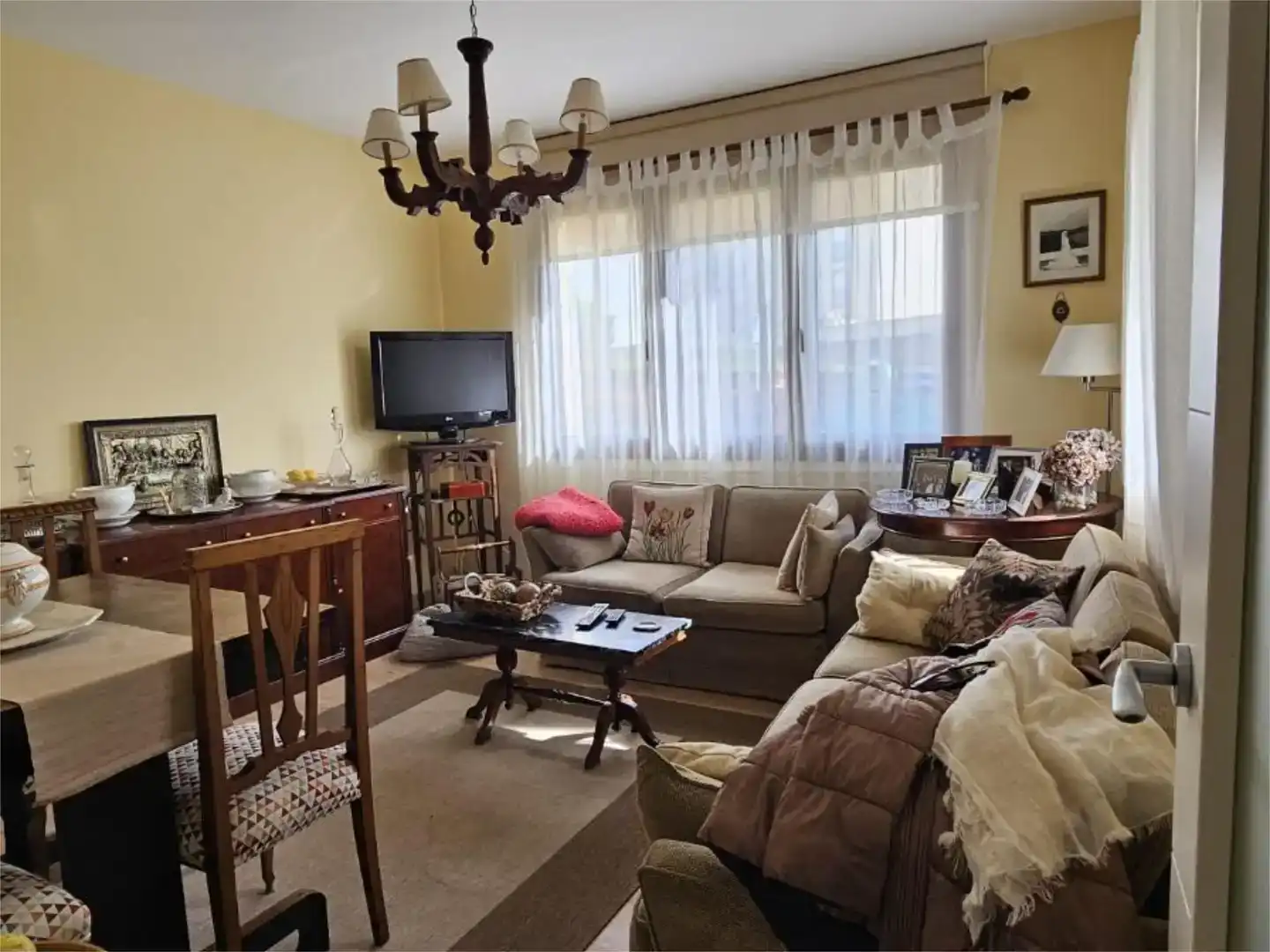 Sala d'estar de Casa o xalet en venda en Viveiro amb Jardí privat, Parquet i Moblat