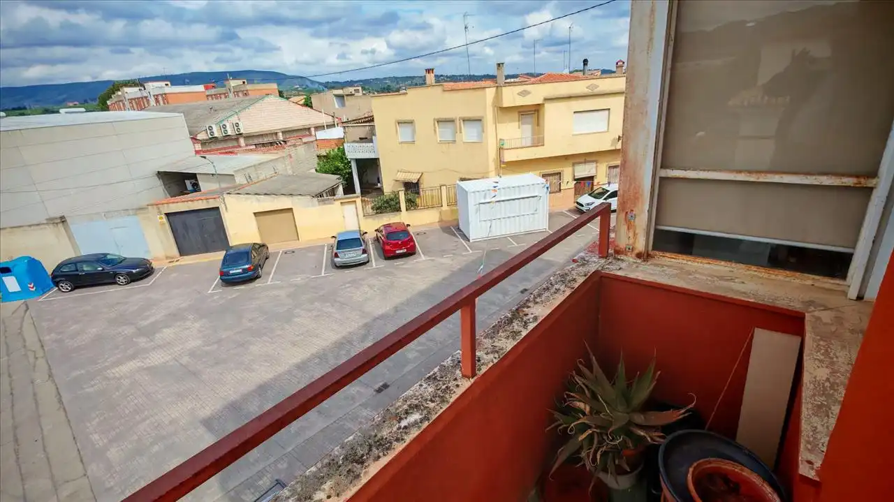 Außenansicht von Wohnungen zum Verkauf in Canals mit Balkon