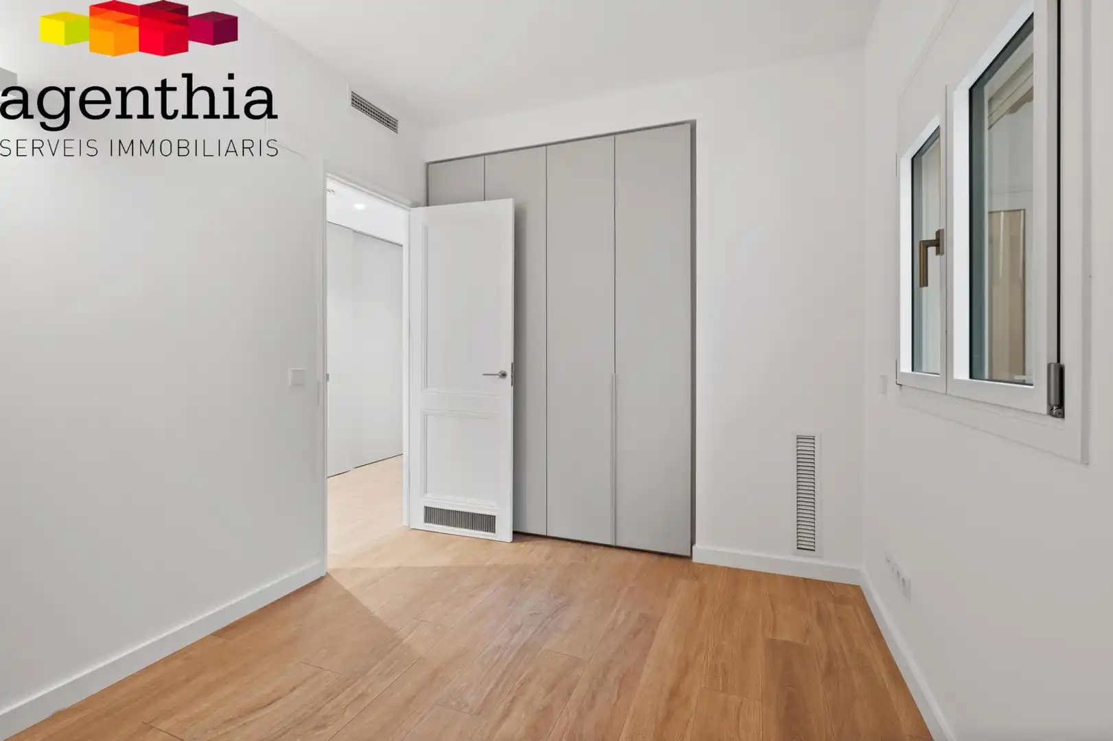 Bedroom of Flat for sale in Girona  with Air Conditioner, Heating and Terrace