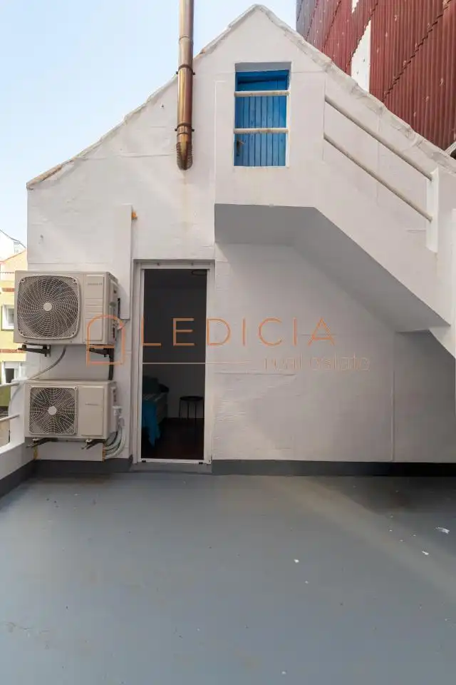 Dormitori de Casa o xalet en venda en Cangas  amb Calefacció, Jardí privat i Parquet
