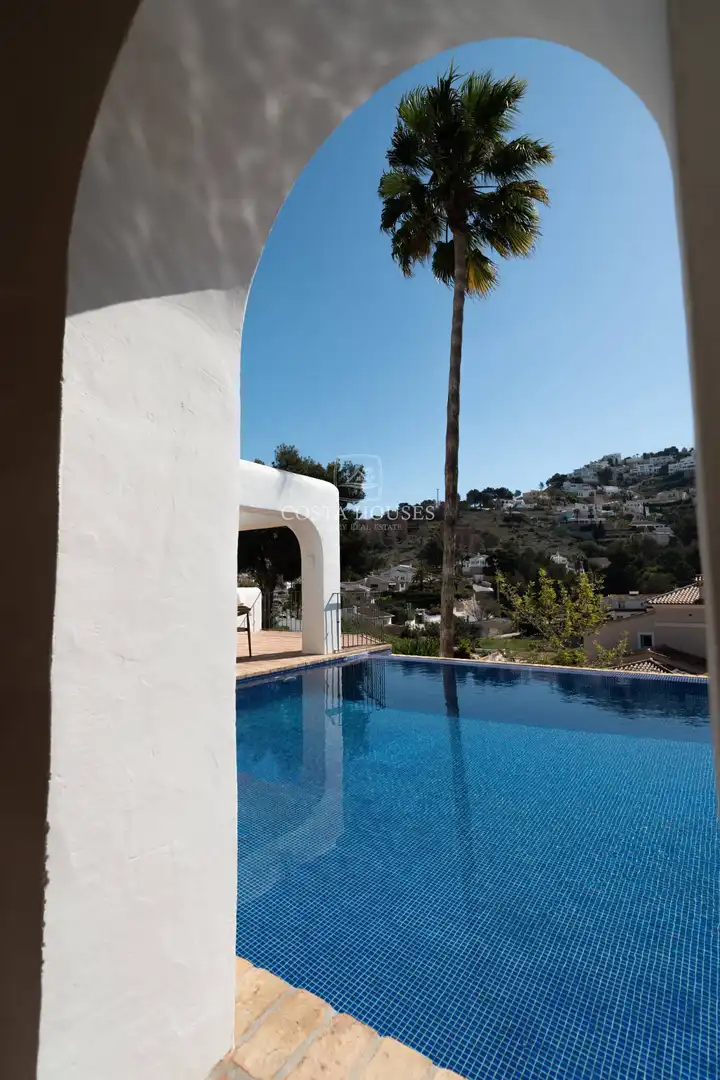 Vista exterior de Casa o xalet en venda en Moraira amb Aire condicionat, Calefacció i Jardí privat