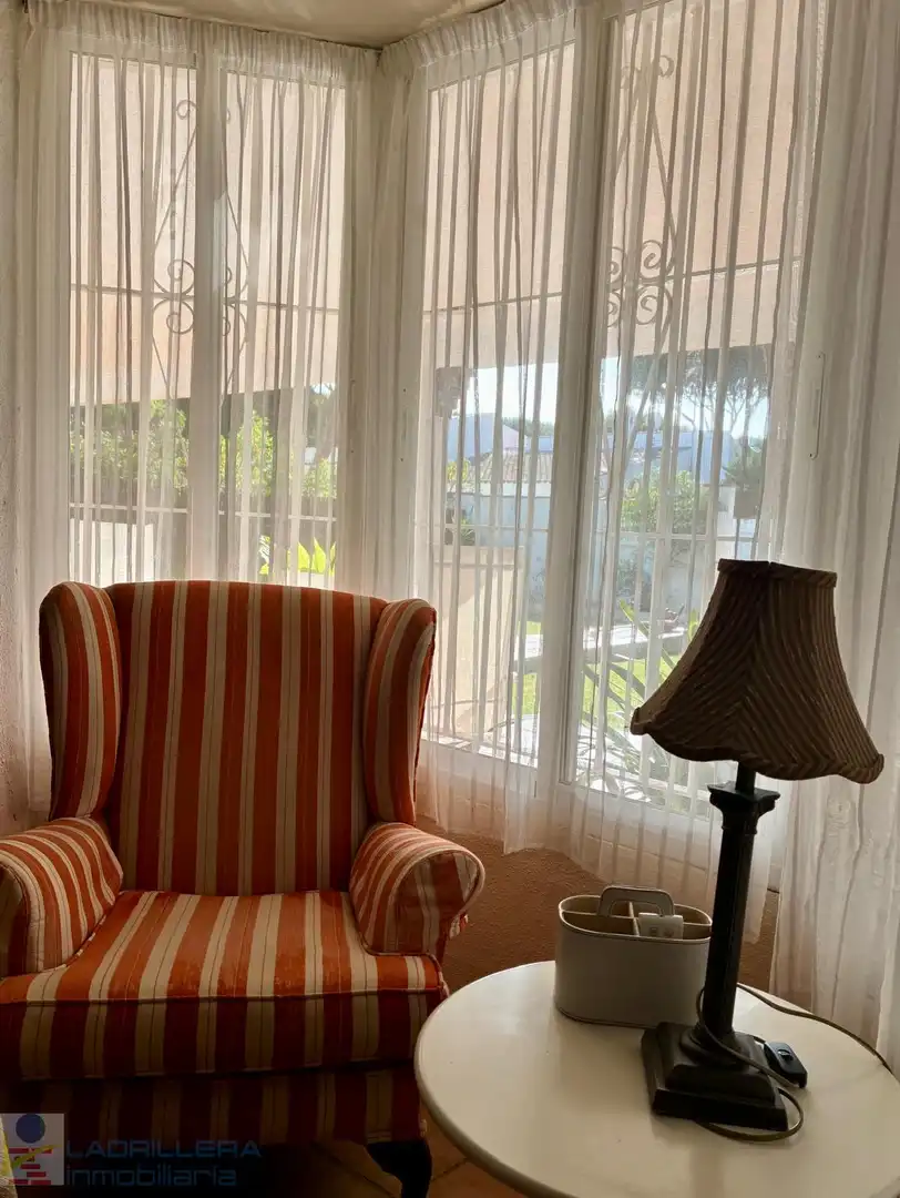 Sala d'estar de Casa o xalet en venda en Conil de la Frontera amb Calefacció i Piscina