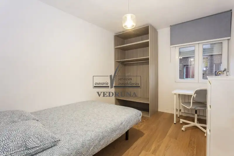 Schlafzimmer von Wohnung zur Miete in Zaragoza mit Heizung, Ofen und Waschmaschine