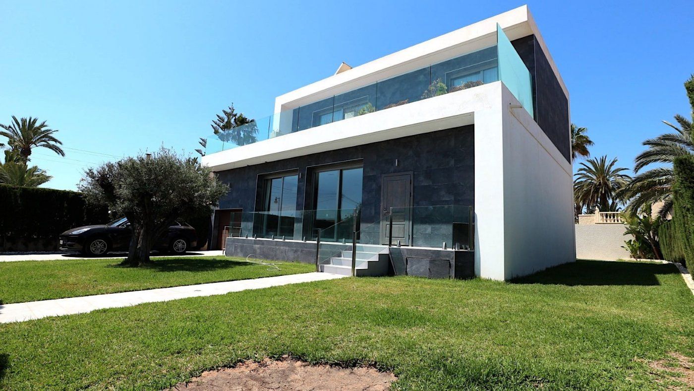 Exterior view of House or chalet for sale in Torrevieja  with Air Conditioner, Heating and Private garden
