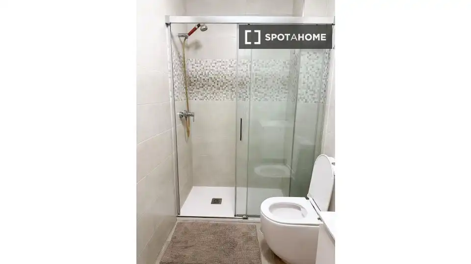 Badezimmer von Wohnung zur untervermieten in Málaga mit Klimaanlage, Terrasse und Möbliert