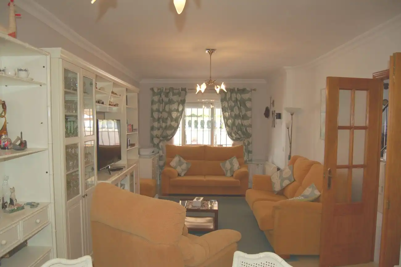 Wohnzimmer von Einfamilien-Reihenhaus zum Verkauf in Nerja mit Klimaanlage, Heizung und Terrasse