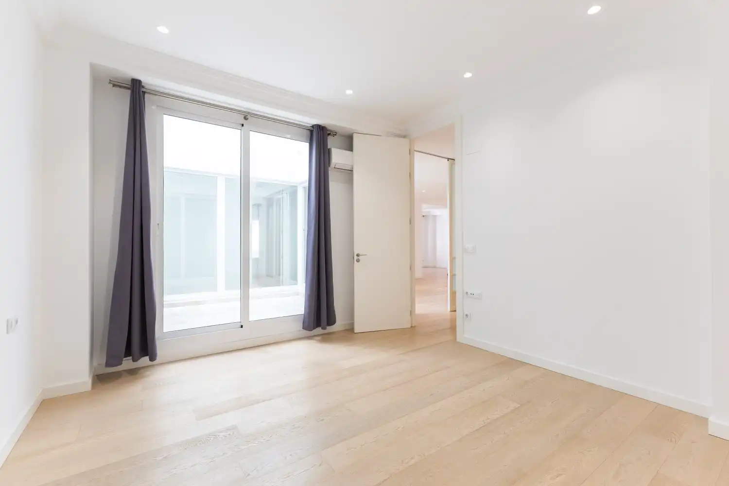 Bedroom of Flat for rent in Valencia  with Air Conditioner, Heating and Furnished