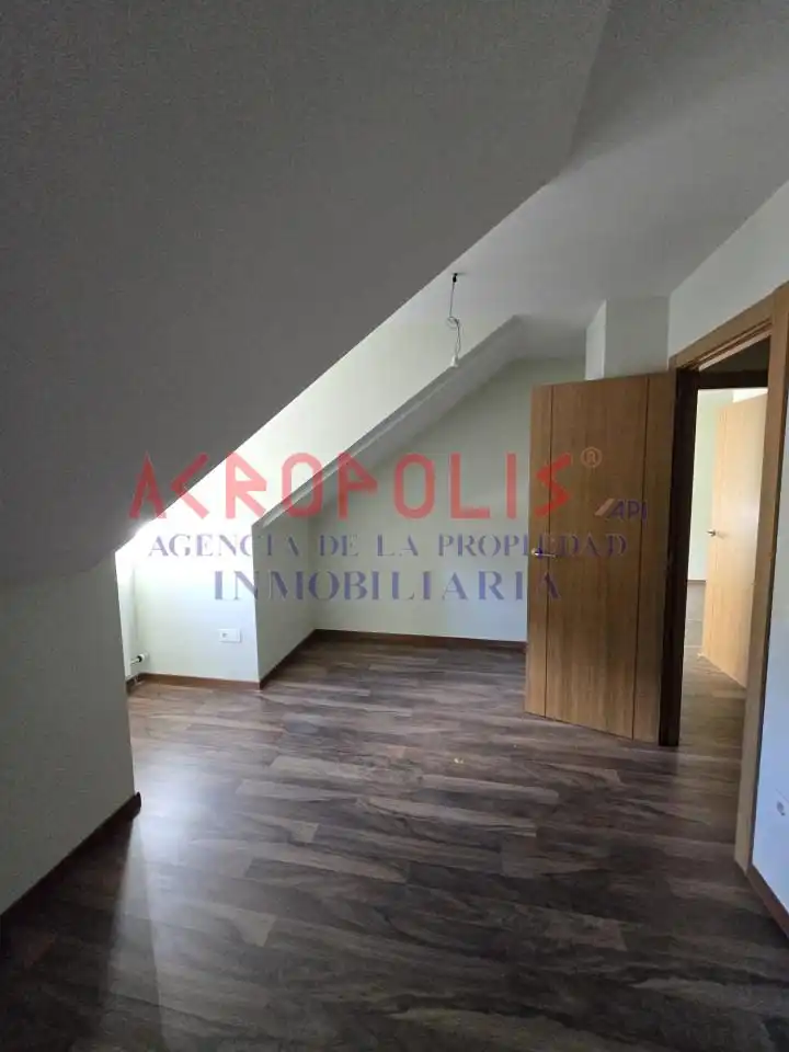 Habitación de Dúplex en venta en Puebla de Lillo con Calefacción, Terraza y Trastero