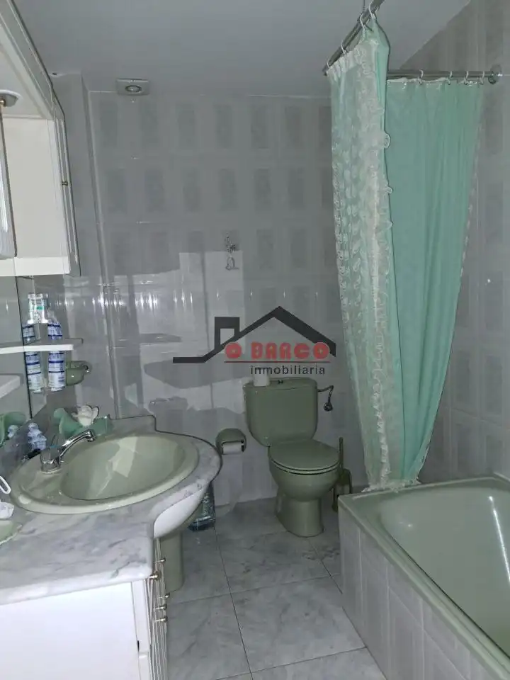 Baño de Piso en venta en O Barco de Valdeorras   con Calefacción, Trastero y Balcón