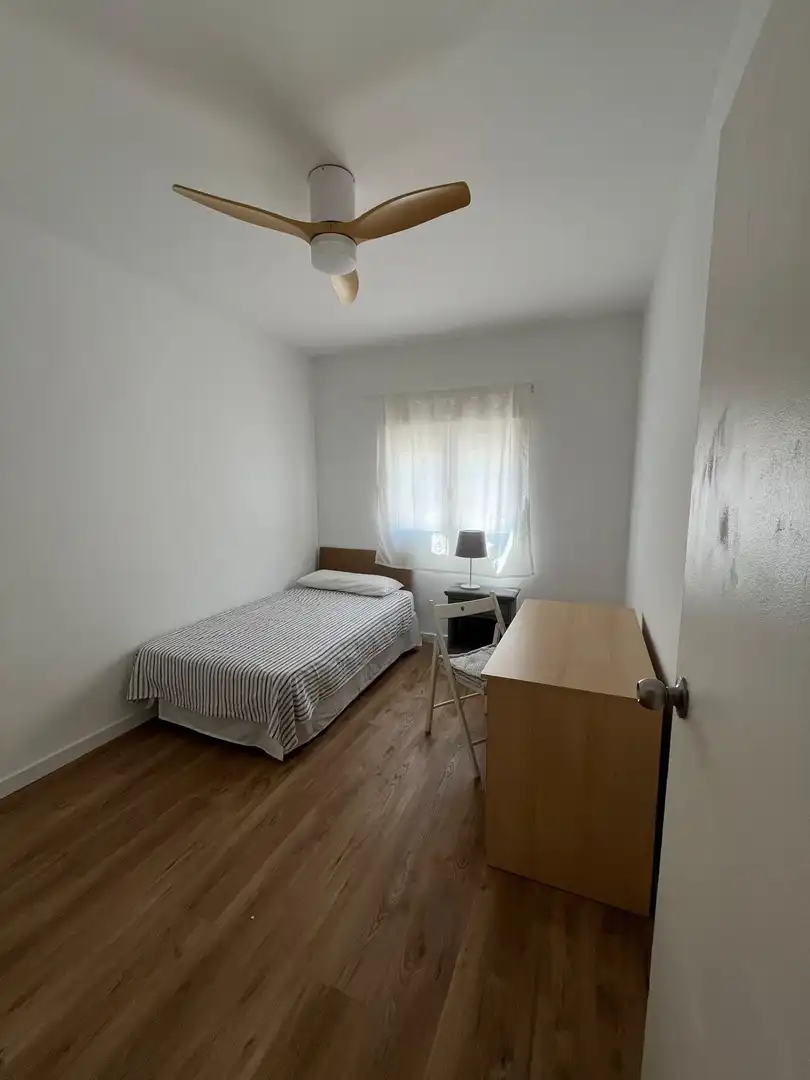 Dormitori de Pis de lloguer en Córdoba amb Parquet, Terrassa i Moblat