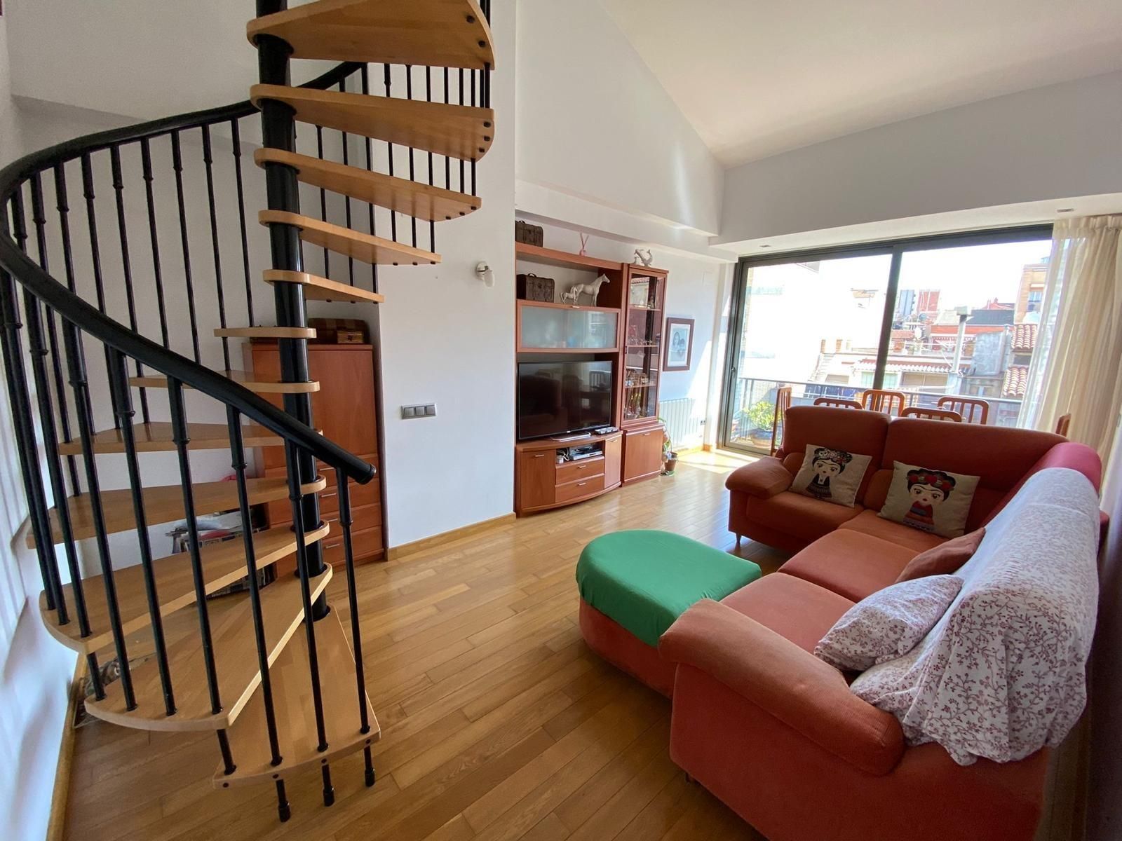 Sala d'estar de Dúplex en venda en Igualada amb Calefacció, Parquet i Terrassa