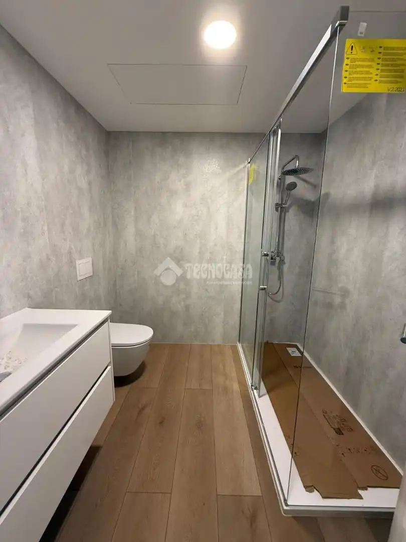 Badezimmer von Wohnung zur Miete in Camas mit Terrasse und Abstellraum