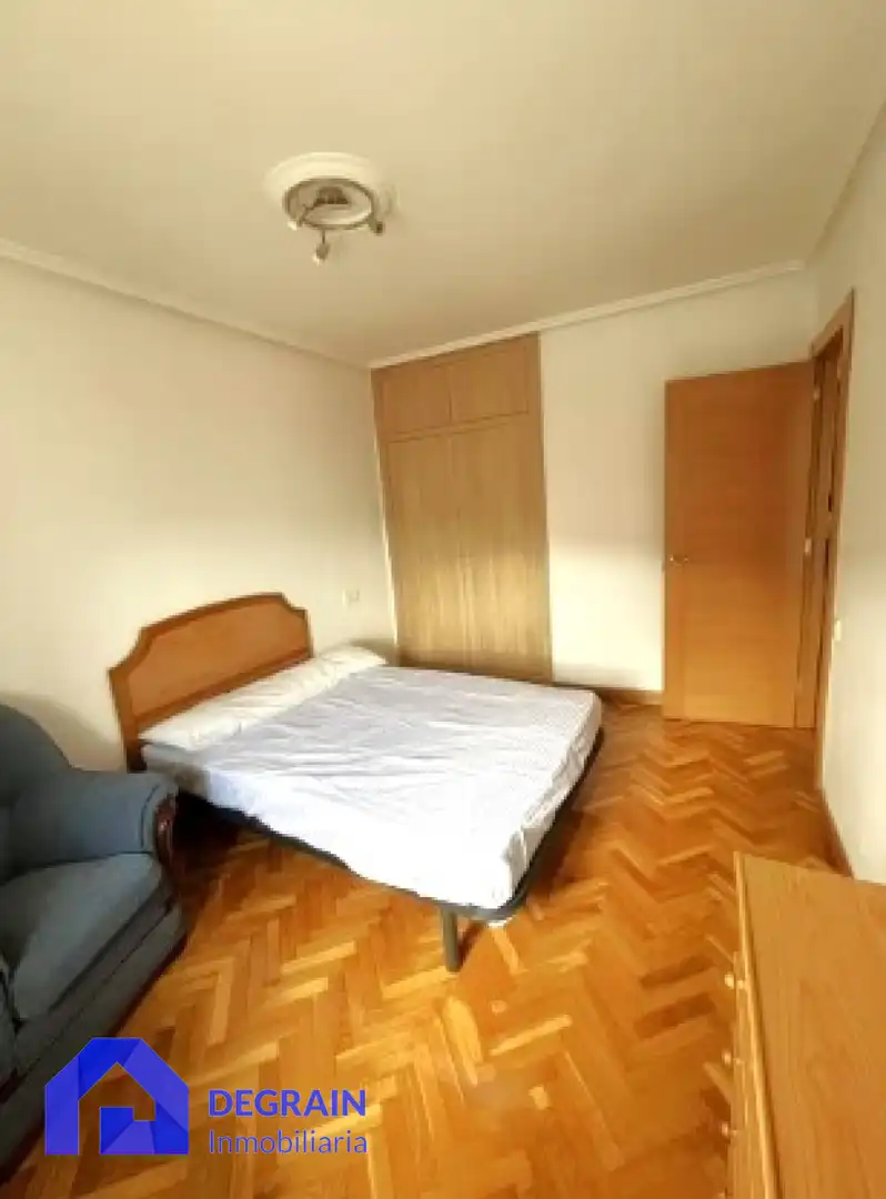 Habitación de Piso en venta en Oviedo  con Calefacción, Terraza y Trastero