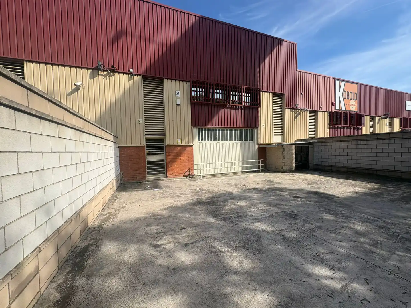 Vista exterior de Nau industrial de lloguer en Badalona amb Calefacció i Alarma