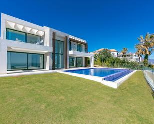 Vista exterior de Casa o xalet en venda en Manilva amb Aire condicionat, Terrassa i Piscina