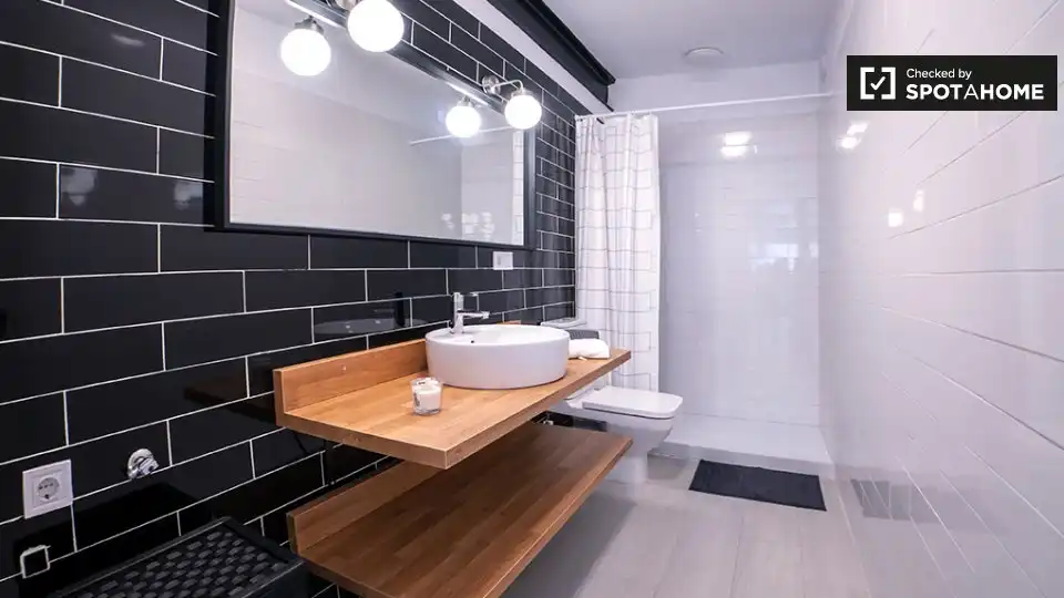 Bathroom of Flat for rent in Valencia  with Air Conditioner, Heating and Furnished