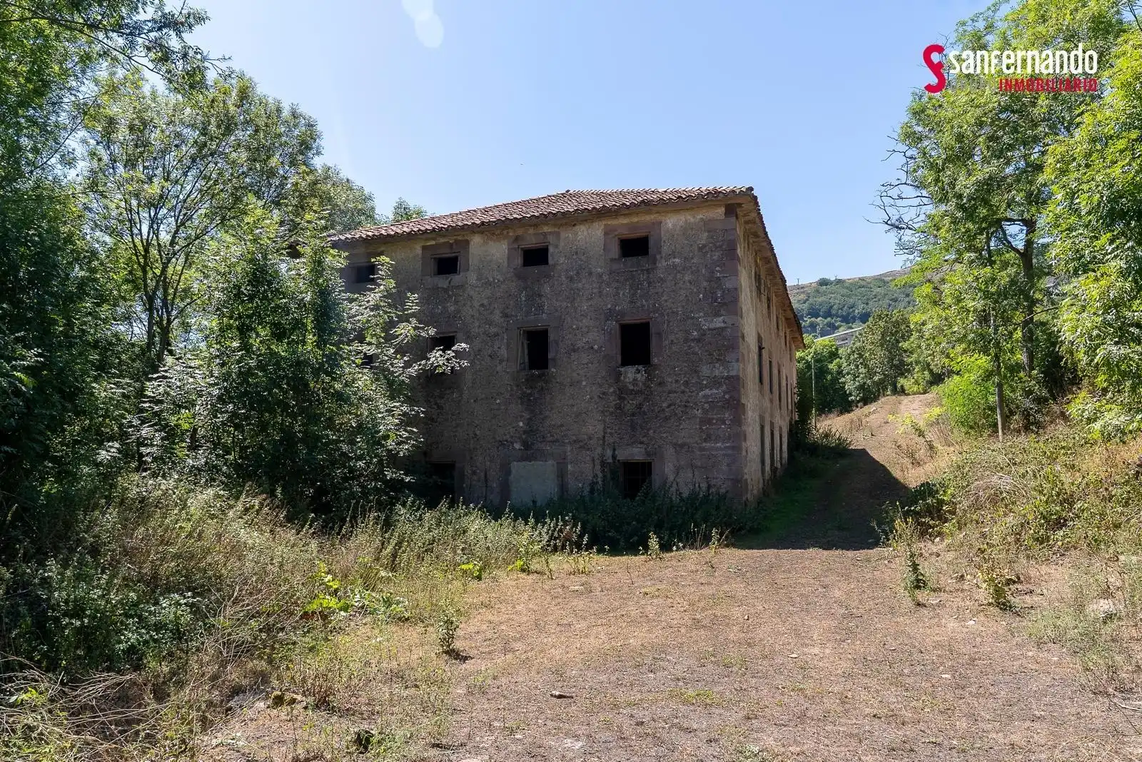 Vista exterior de Finca rústica en venda en Santiurde de Reinosa amb Jardí privat