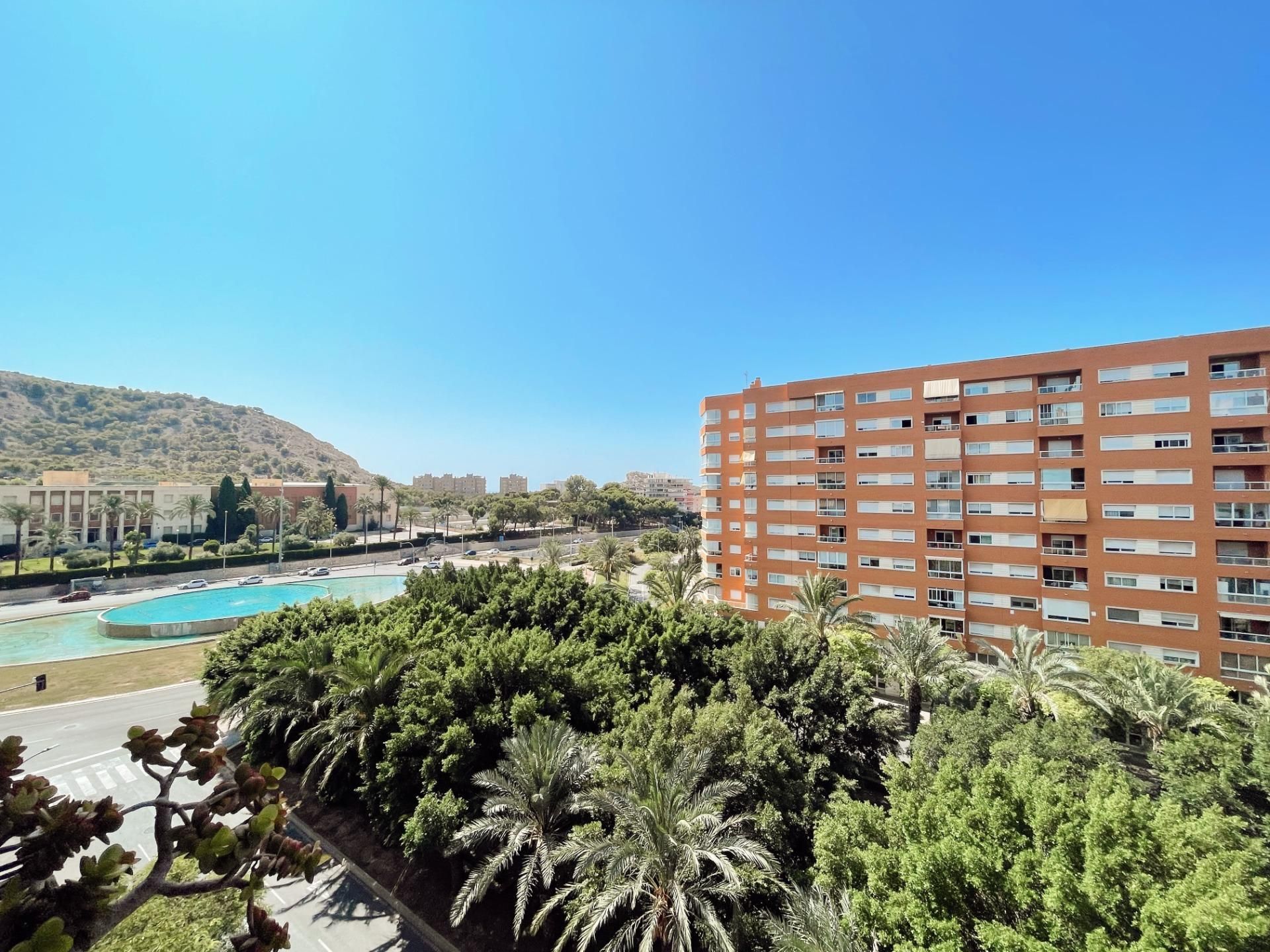 Vista exterior de Pis en venda en Alicante / Alacant amb Aire condicionat, Calefacció i Jardí privat