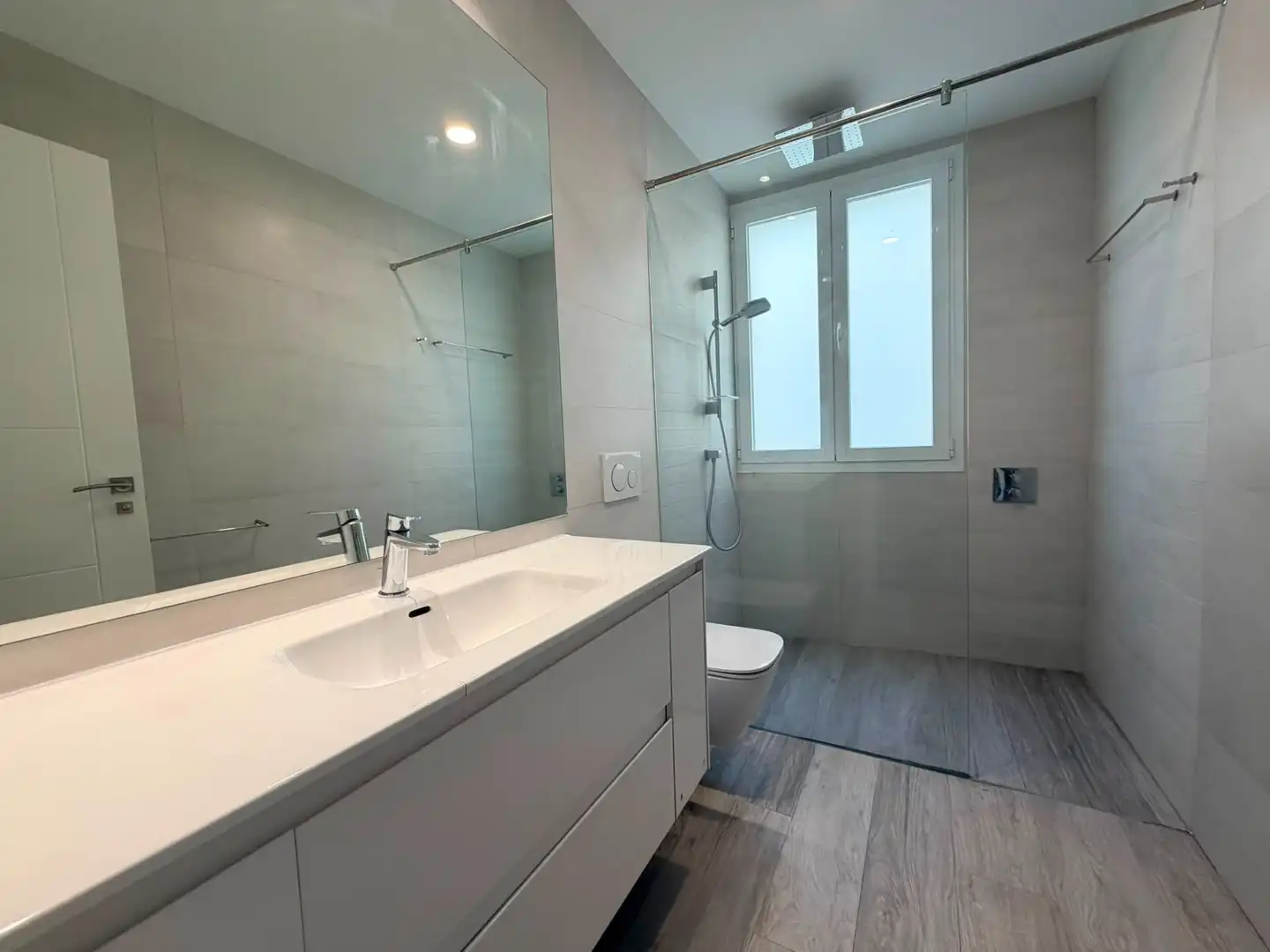 Bathroom of Flat for sale in Madrid  with Air Conditioner, Heating and Storage room