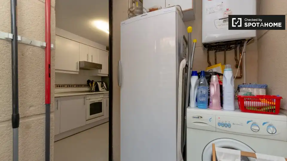 Room in Valdebernardo - Valderribas