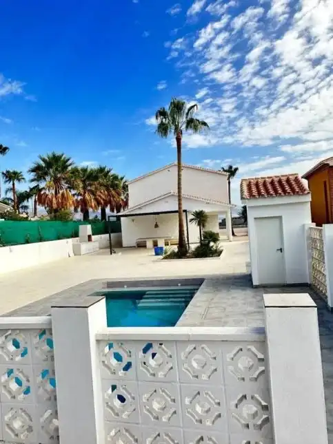 Vista exterior de Casa o xalet en venda en Vélez-Málaga amb Aire condicionat, Calefacció i Jardí privat