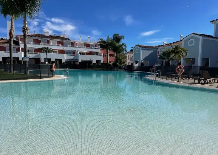 Piscina de Planta baixa en venda en Estepona amb Aire condicionat, Jardí privat i Terrassa