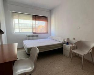 Dormitori de Apartament per a compartir en  Granada Capital amb Moblat, Forn i Rentadora