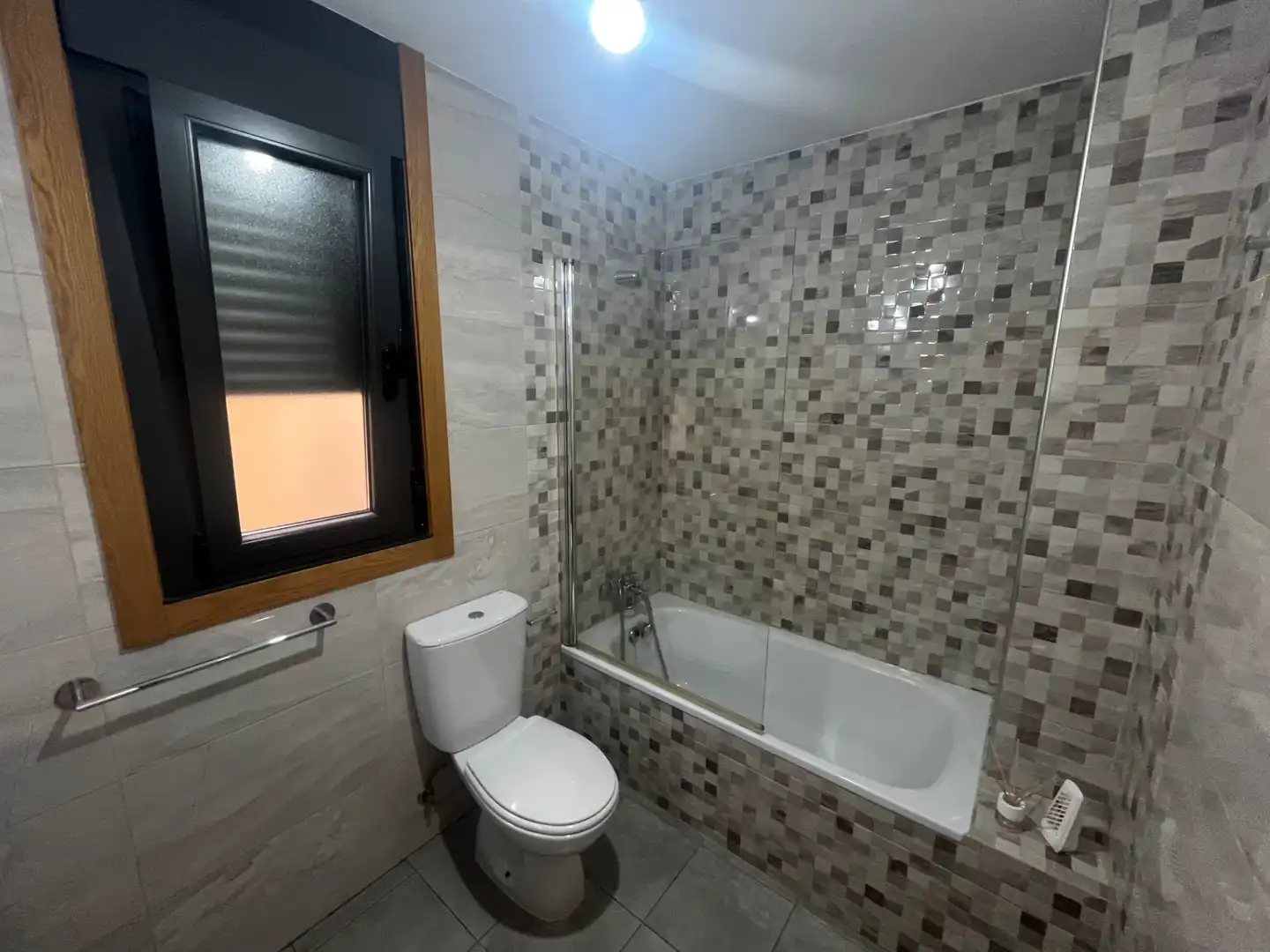 Bathroom of Flat for rent in Vigo   with Heating, Oven and Washing machine
