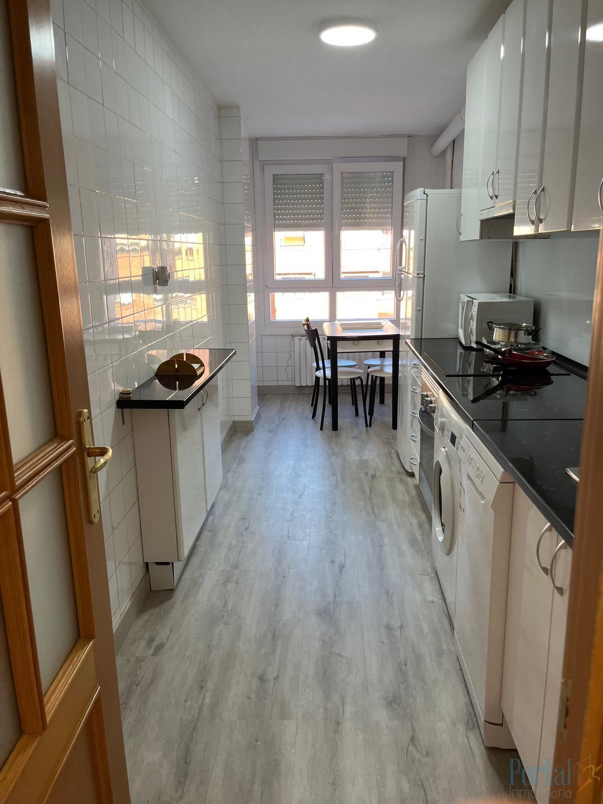 Cuina de Pis en venda en Burgos Capital amb Calefacció i Parquet