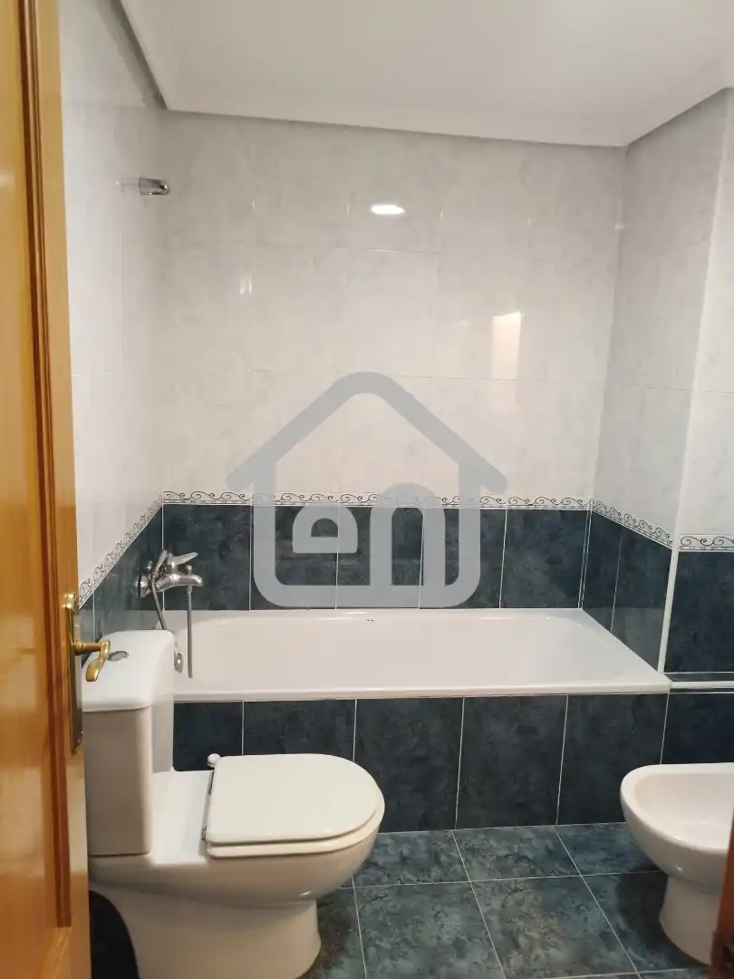 Badezimmer von Einfamilien-Reihenhaus zum Verkauf in Requena mit Klimaanlage und Balkon