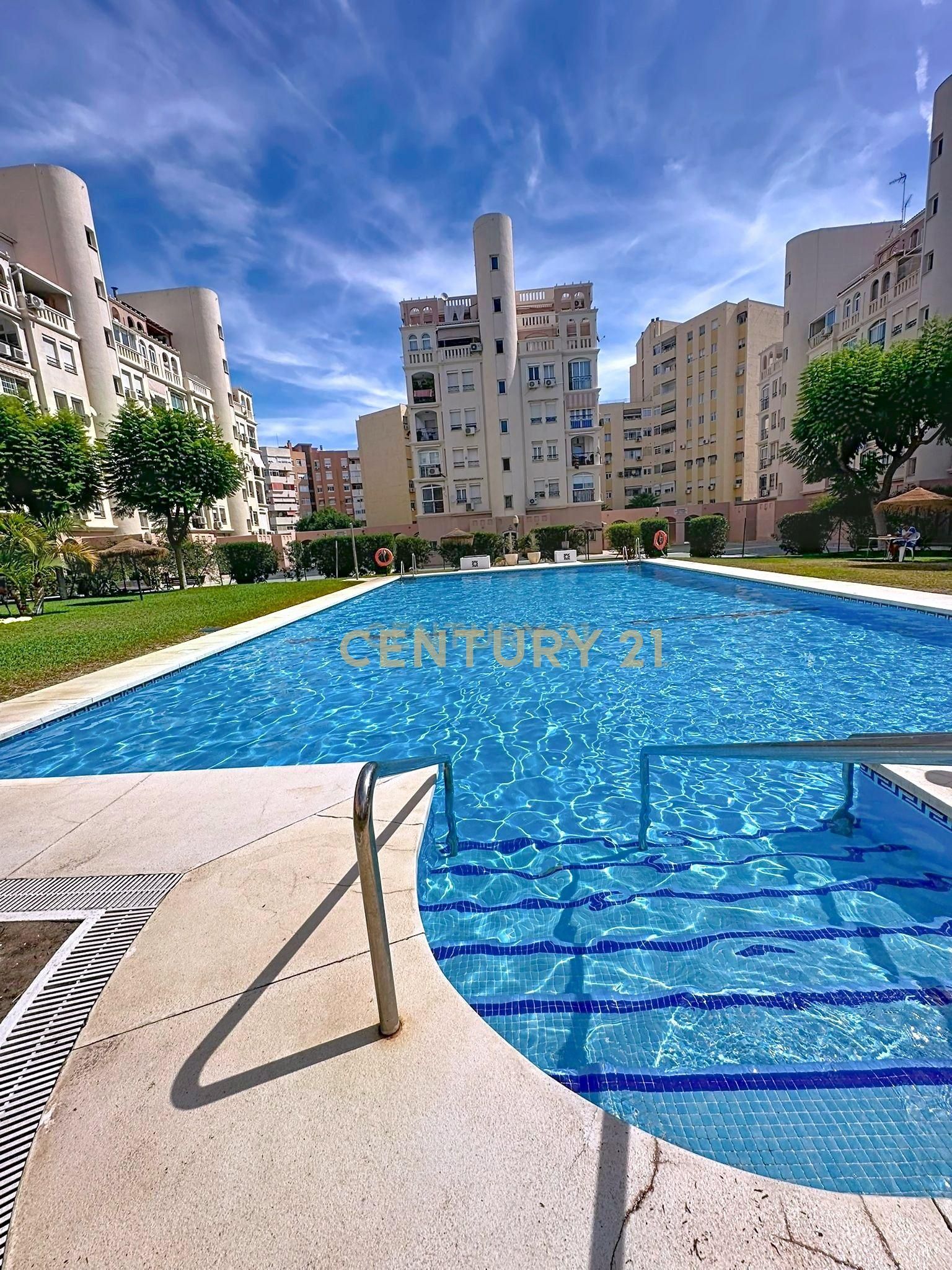 Piscina de Apartament en venda en Torremolinos amb Aire condicionat, Jardí privat i Piscina