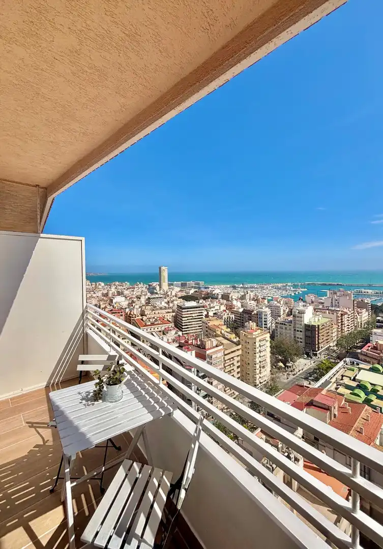 Vista exterior de Apartament en venda en Alicante / Alacant amb Aire condicionat i Terrassa