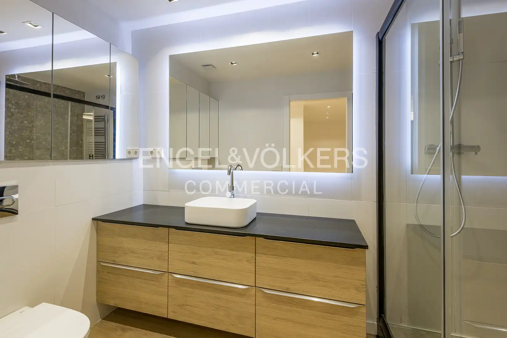 Badezimmer von Büro zum Verkauf in Barcelona mit Klimaanlage