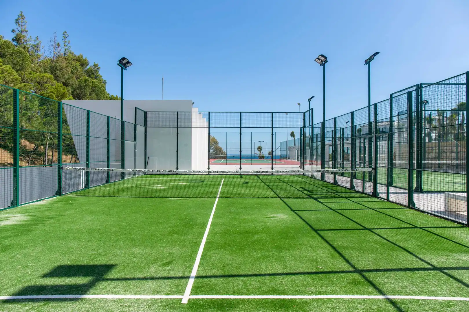 Vista exterior de Planta baja en venta en Estepona con Aire acondicionado, Calefacción y Jardín privado