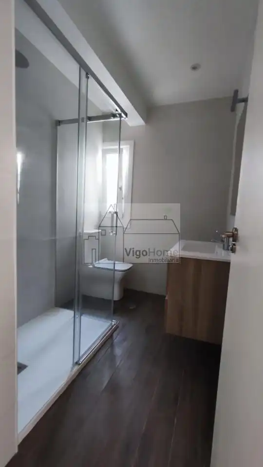 Bathroom of Flat for rent in Vigo   with Heating and Storage room