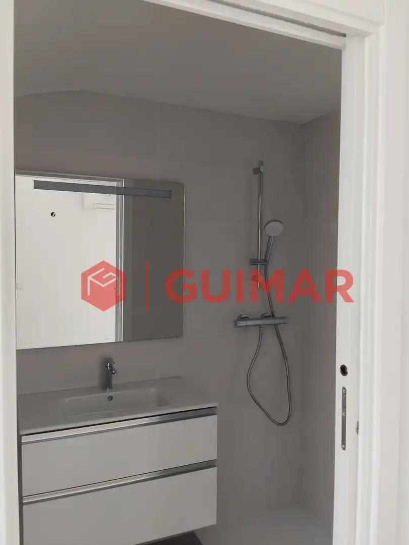 Badezimmer von Wohnung zum Verkauf in Sant Joan Despí mit Klimaanlage, Heizung und Privatgarten