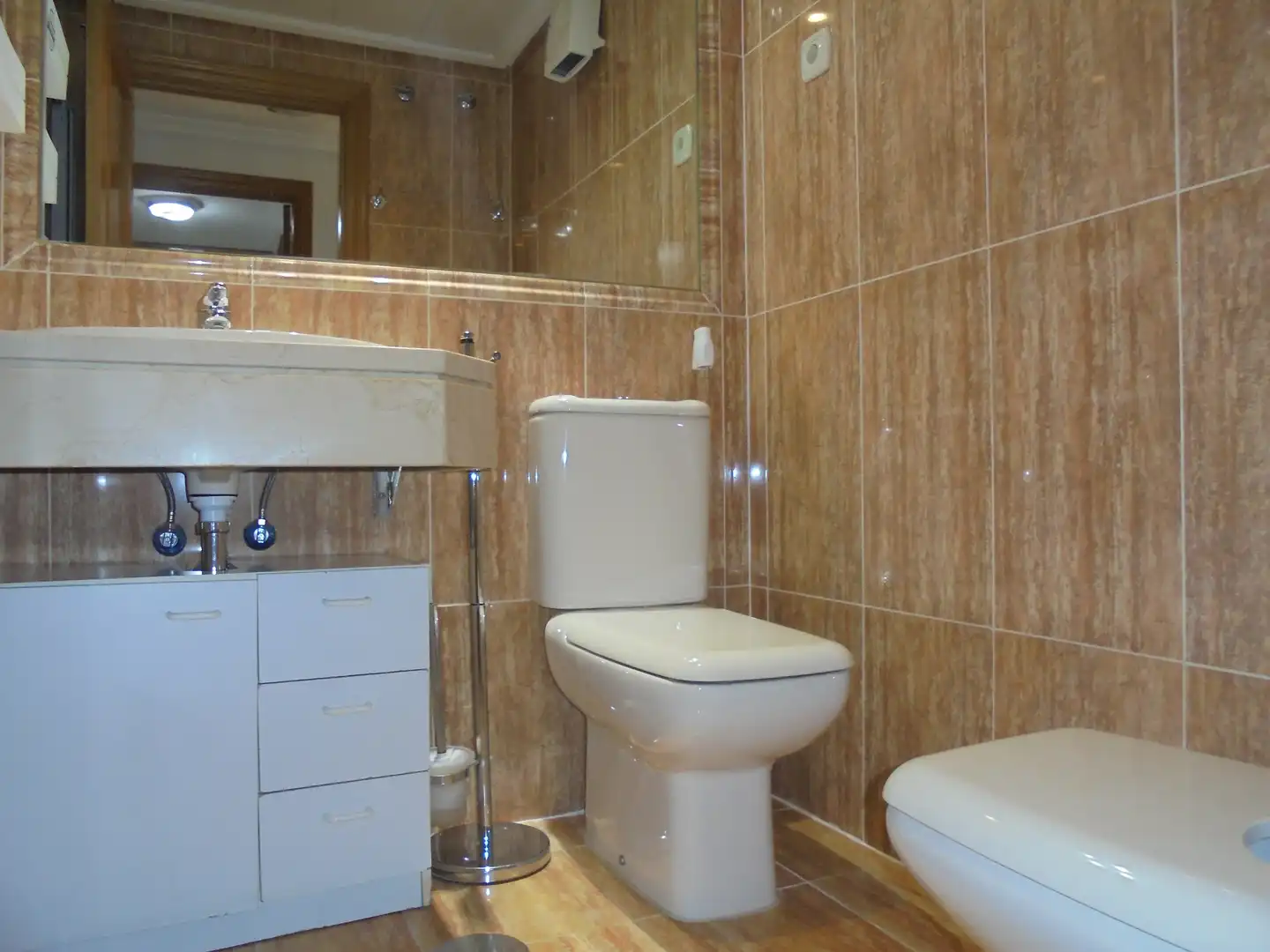 Baño de Piso de alquiler en Madrid con Aire acondicionado, Calefacción y Trastero