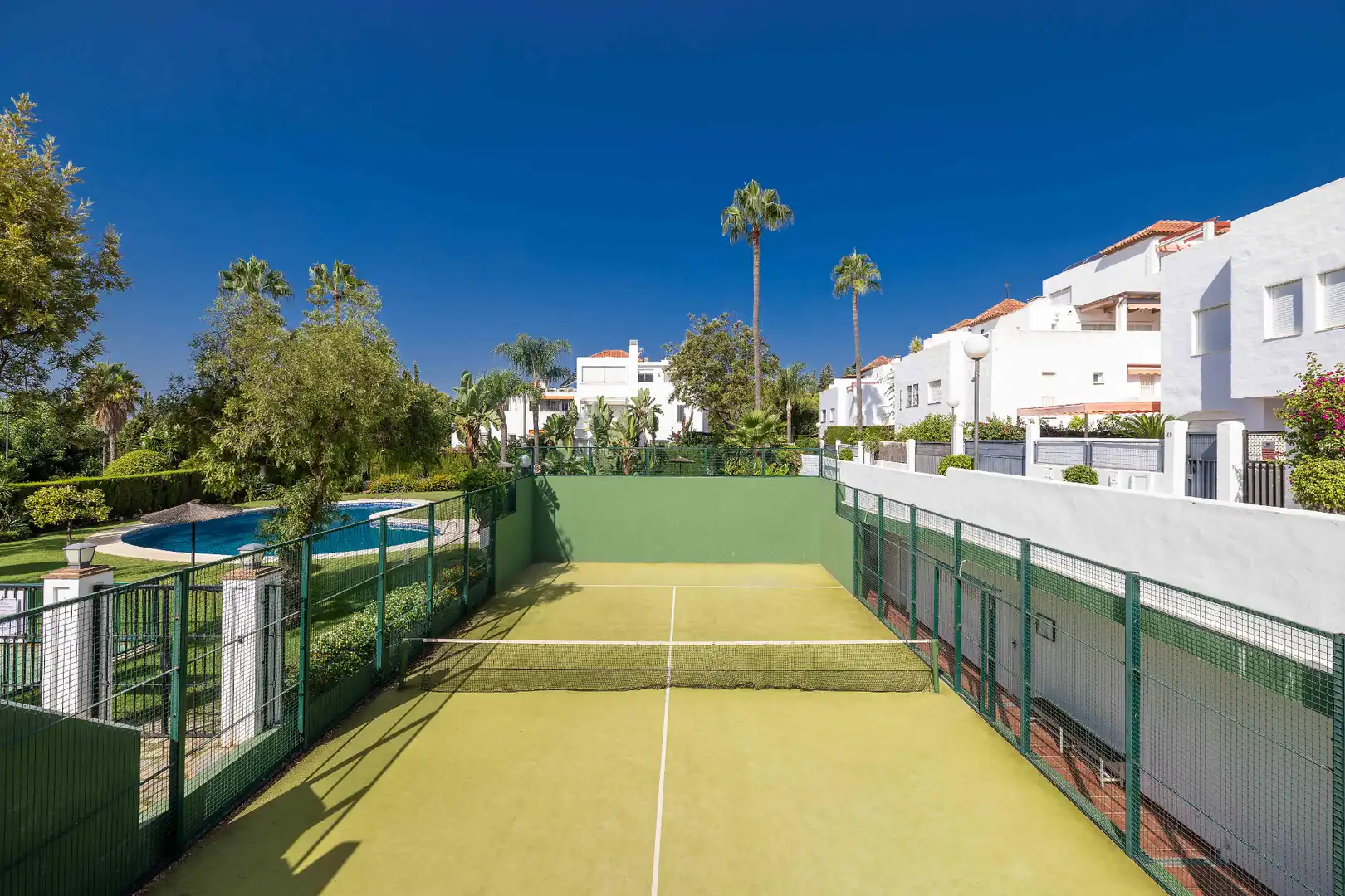 Vista exterior de Casa adosada en venda en Marbella amb Aire condicionat, Calefacció i Terrassa
