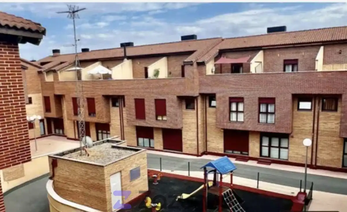 Casa adosada de lloguer a C. Mariana Pineda, Crucero - Aquende