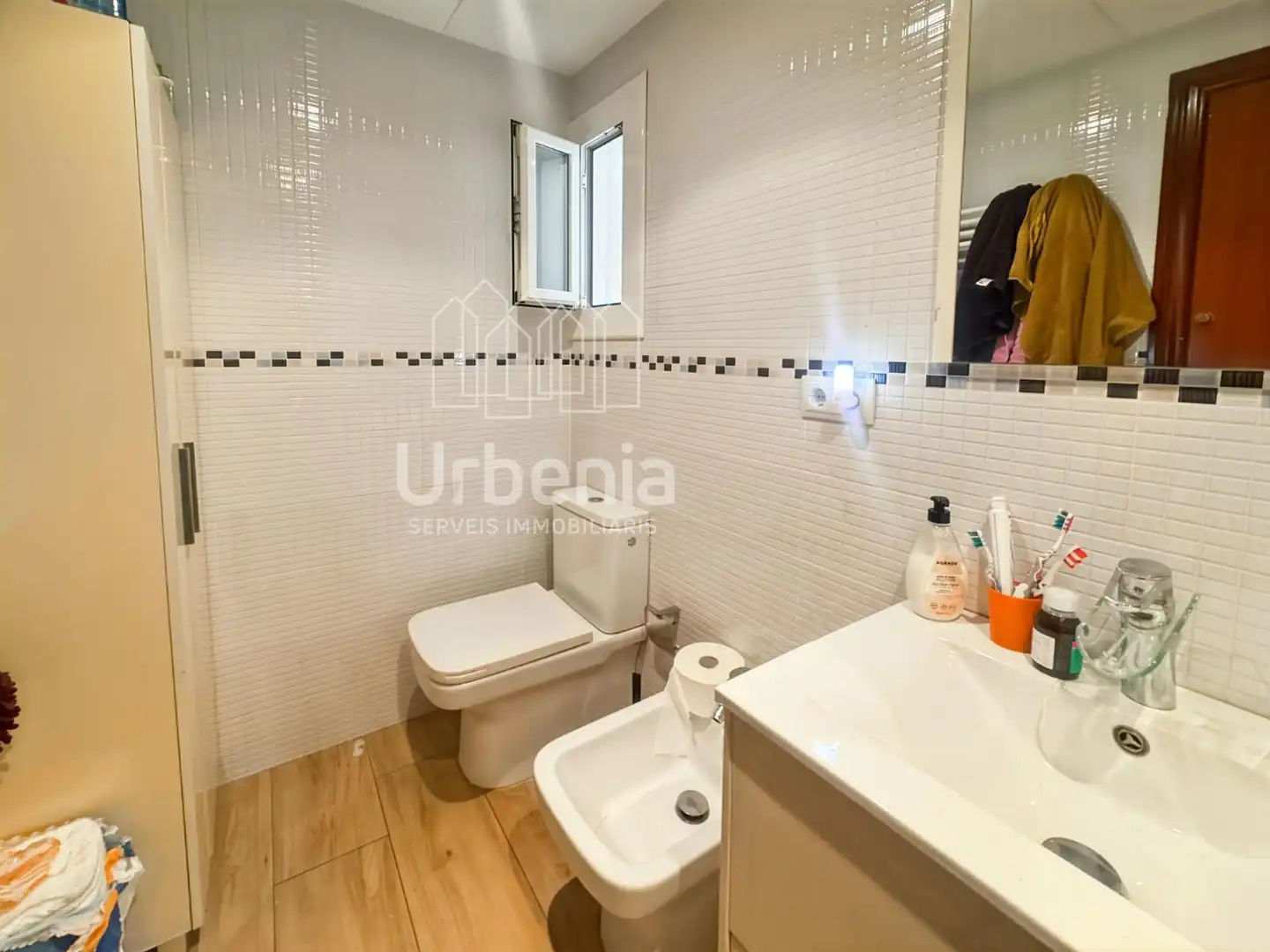 Badezimmer von Wohnung zum Verkauf in Arenys de Mar mit Klimaanlage und Heizung