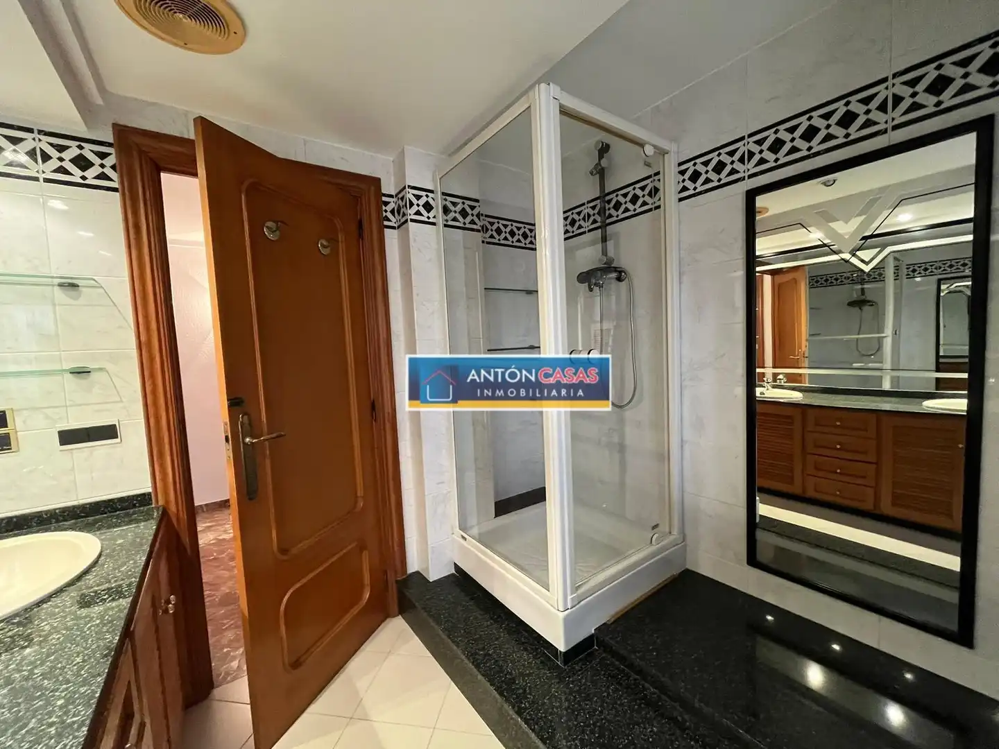 Badezimmer von Dachboden zum Verkauf in Elda mit Balkon und Alarm