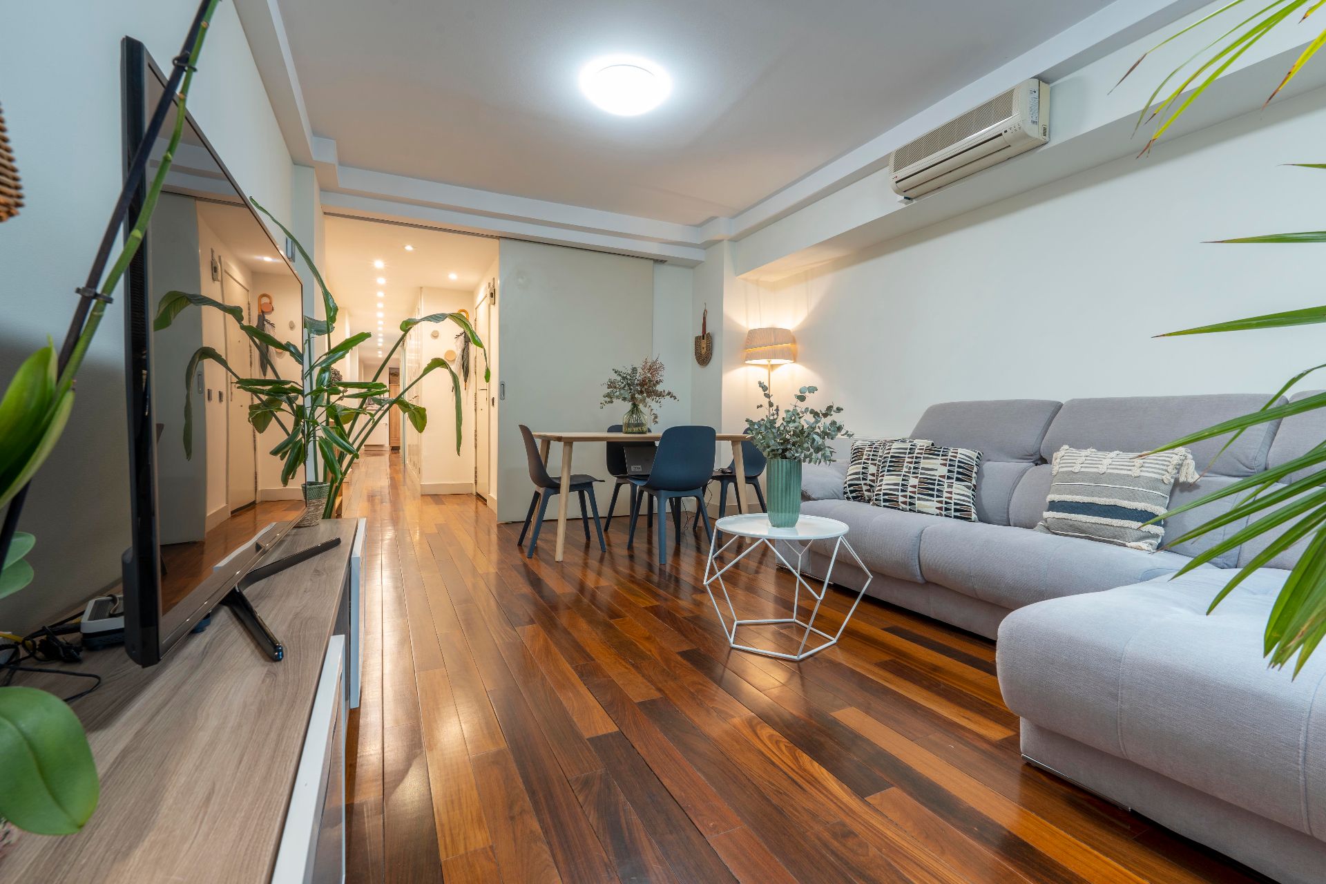 Living room of Flat to rent in  Madrid Capital  with Air Conditioner, Heating and Parquet flooring