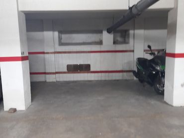 Moto avec ascenseur à louer à Carrer de Jerónima Galés 16Dupl