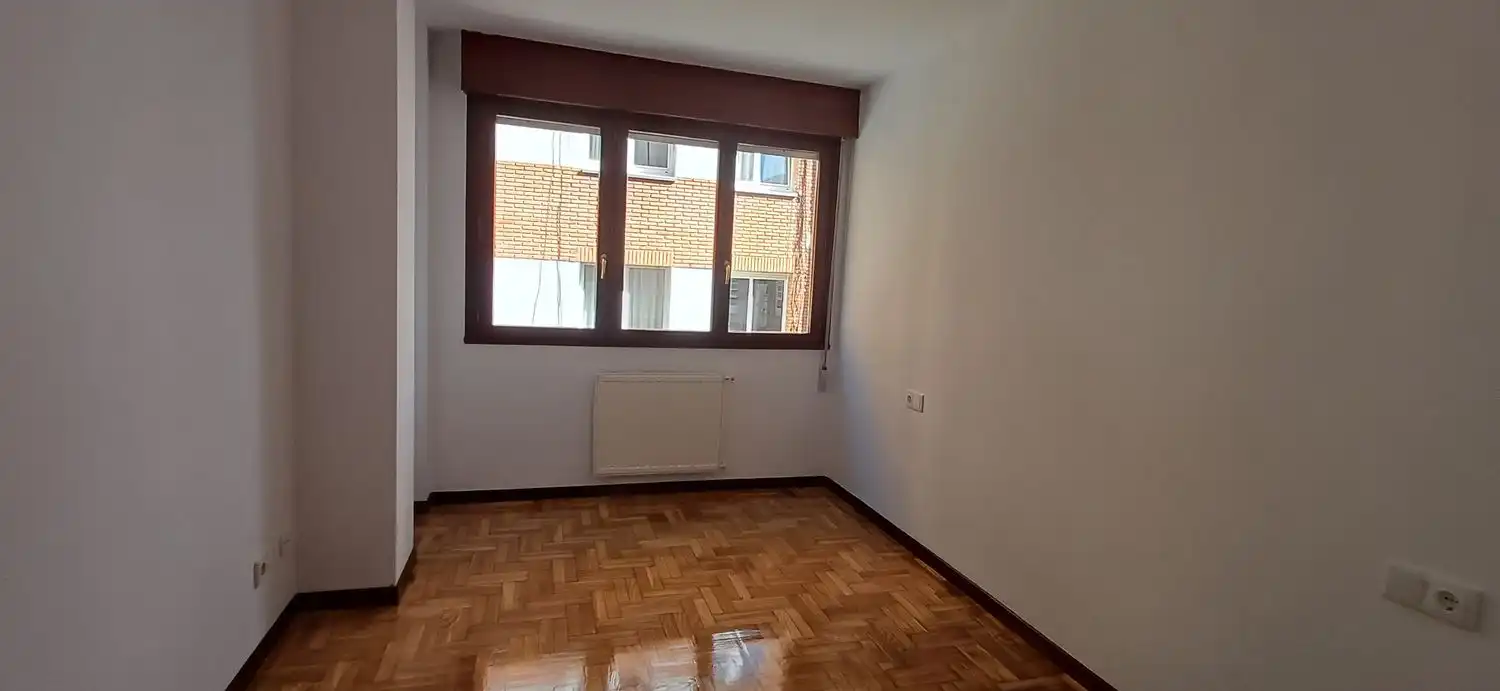 Habitación de Piso de alquiler en Gijón  con Calefacción, Trastero y Piscina